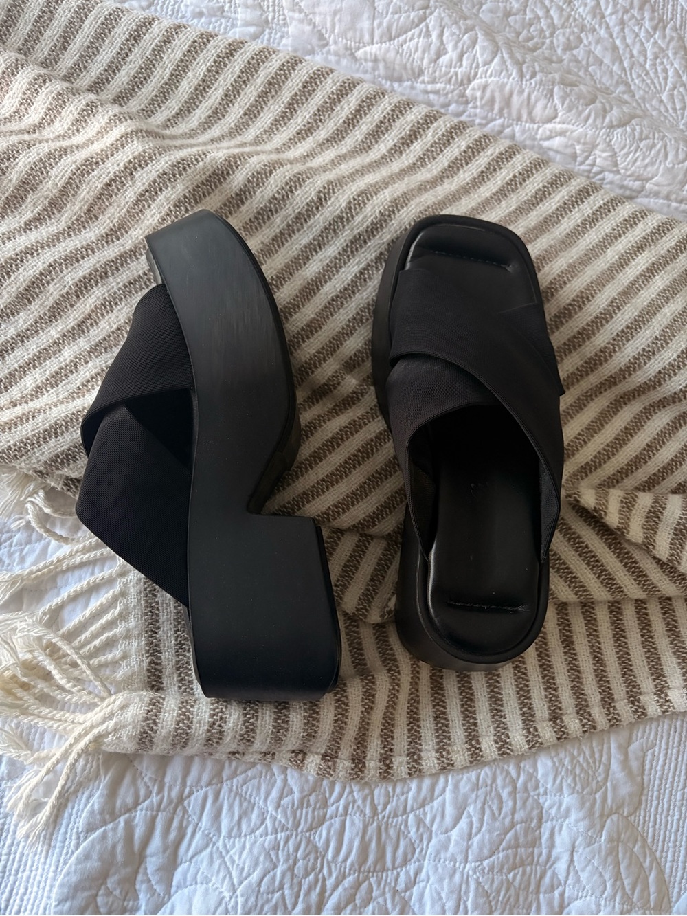 L'INTERVALLE Black Platform Slide Sandals with Crisscross Upper